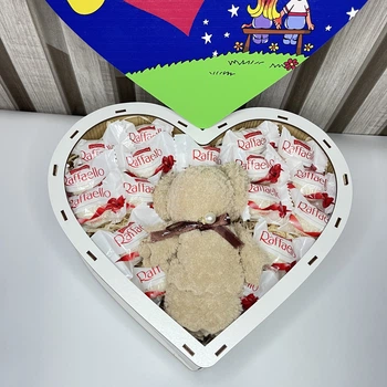 Подарунковий бокс у дерев'яній коробці у формі серця Love is з цукерками Raffaello та ведмедиком