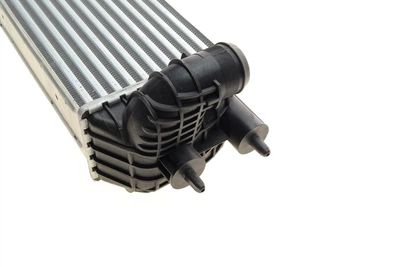 Радіатор інтеркулера Citroen C4/DS4/Peugeot 308/3008 2.0 HDI 07- 30462 NRF