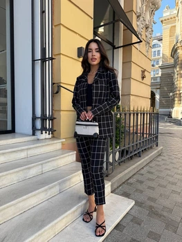 Стильный женский костюм в клетку черного цвета 34082 44