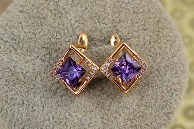 Сережки Xuping Jewelry ромбік з фіолетовим каменем 1,4 см золотисті