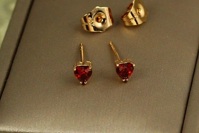 Сережки гвоздики Xuping Jewelry сердечки із червоними камінцями 4 мм золотисті