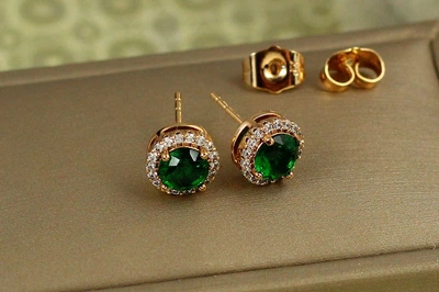 Сережки гвоздики Xuping Jewelry зелений камінь окантовка білі фіаніти 9 мм золотисті