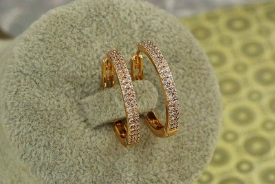 Серьги кольца Хuping Jewelry две дорожки с мелкими камнями 2 см золотистые