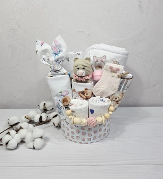 Букет подарков для малышей с полотенцем пеленками и аксессуарами a.l.babybox Мишкена сказка