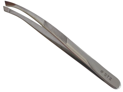 Пинцет для бровей скошенный заточенный Zauber-manicure T-372