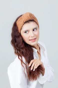 Повязка с узлом из эко-меха букле кофе с молоком