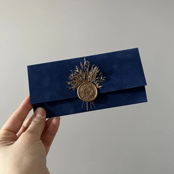 Конверт оксамитовий під гроші розмір 16,6 х 8 см з печаткою та сухоцвітами на магнітній застібці синього кольору