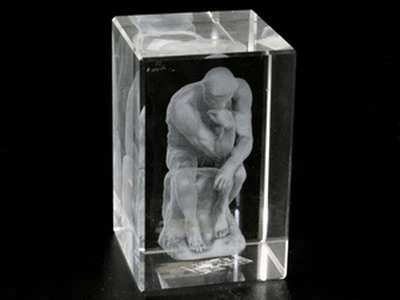 Лазерная голограмма в хрустале Мыслитель Sakura 8.0 x 5.0 x 5.0 см