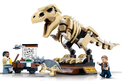Конструктор Jurassic World Скелет тираннозавра на выставке