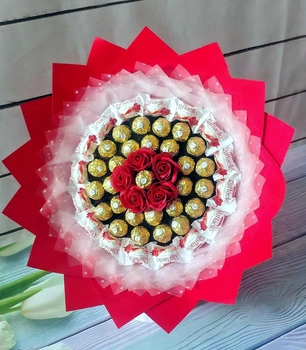 Букет из конфет Raffaello и Ferrero Rocher красный (B28006)