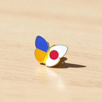 Значок Dobroznak Метелик прапори України/Японії(8012)