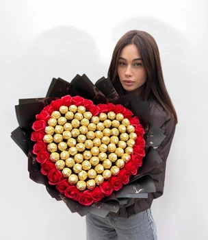 Букет із цукерок "Golden Heart of Roses" та червоних мильних троянд 111 шт