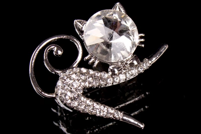 Брошь Кошечка серебристая со стразами 3,5 см