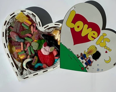 Кисло-солодкий бокс “Love is”