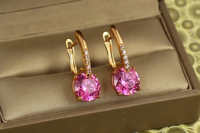 Серьги Xuping Jewelry Стрелка с большим розовым камнем 2,7 см золотистые