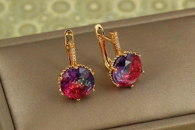Серьги Xuping Jewelry с большим розово-голубым камнем шестигранная оправа 2 см золотистые