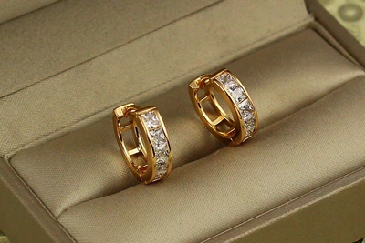 Серьги кольца Хuping Jewelry с дорожкой из квадратных камней 1,4 см золотистые