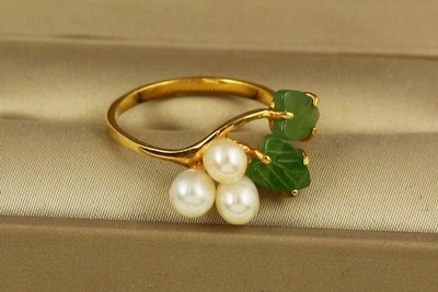 Кільце No name три річкові перлини з листочками нефрит 19 р золотисте