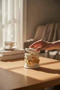 Соєва Свічка Ручної Роботи в Гіпсовому Кашпо «Карусель» 130 г. Lemon / Цитрусові з дерев'яним ґнотом, 100% Натуральний Віск