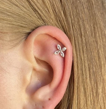 Золотая серьга для пирсинга хеликса с фианитами. З40070.1