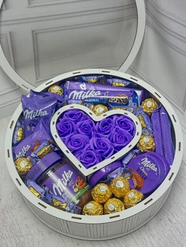 Солодкий подарунковий набір у круглій коробці з цукерками Milka та трояндами