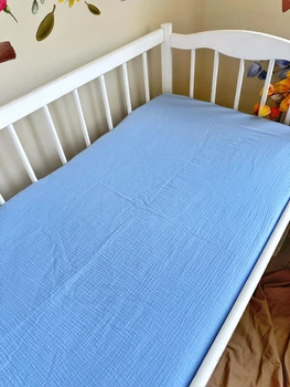 Муслінове дитяче простирадло на резинці в ліжечко 60х120 см блакитне