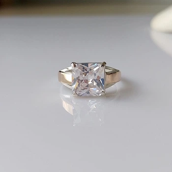 Серебряное кольцо 925 пробы с золотыми пластинами 375 пробы с квадратным камнем