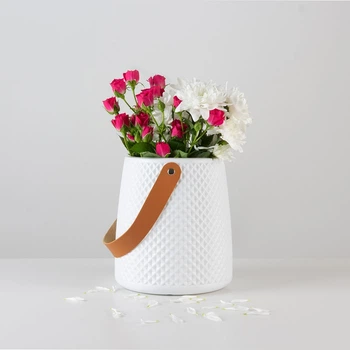 Ваза для цветов MBM HOME пластиковая 17 см DH-FLOWERS-10 WHITE Белая