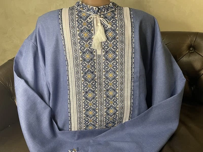 Стильна чоловіча вишиванка ручної роботи на блакитному полотні Ч - 1929. 3XL