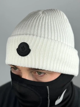 Шапка Moncler с прорезиненным логотипом в белом цвете, One size (универсальный размер), Унисекс.