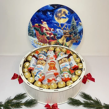 Новогодний подарочный бокс в форме круга с конфетами Ferrero, шоколадом Kinder и чашкой — деревянная коробка