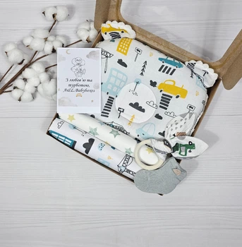 Подарочный набор для малышей пеленками, подушкой и грызуном a.l.babybox Машины в городе голубой
