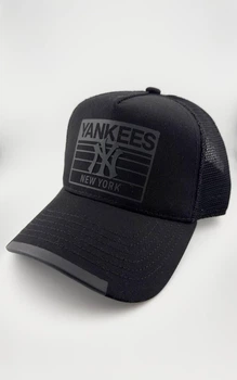 Бейсболка тракер летняя с резиновым патчем YANKEES NEW YORK M 57-58 см с сеточкой черная