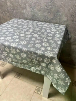 Новогодняя скатерть 150×220 см "Белые снежинки на сером"