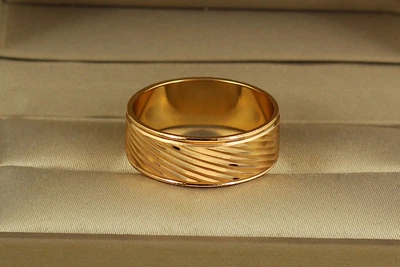 Обручальное кольцо Xuping Jewelry рисунок косая полоска 8 мм р 22 золотистое