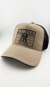 Бейсболка тракер с резиновым патчем YANKEES NEW YORK XL 59-60 см летняя с сеточкой бежевая с черным
