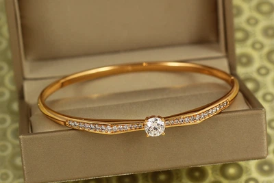Браслет бенгл Xuping Jewelry Сяючий акцент 60 мм на руку від 17 до 19 см золотистий