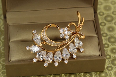 Брошь Xuping Jewelry Бриллиантовая ветвь золотистая