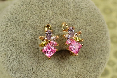 Сережки Xuping Jewelry Ельфійські з різнокольоровими каменями 1,4 см золотисті