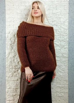 Светр фактурної в’язки з широкою горловиною коричневий Italy Moda M-XL 22-026