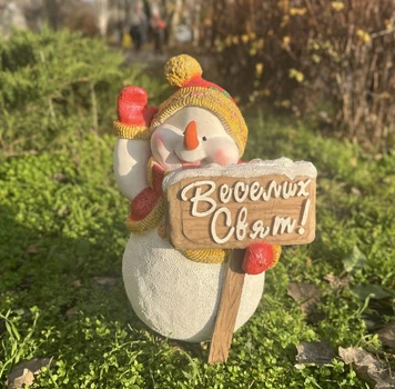 Новогодняя фигура Снеговик в красном с табличкой "Веселых праздников!" (35×23×21 см), новогодняя фигурка на улицу
