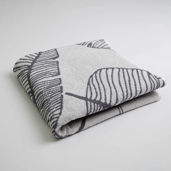 Полотенце махровое для душа с рисунком перо GM Textile 70х140см 400г/м2 (Серый)