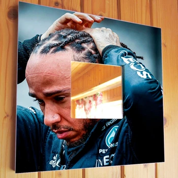 Декоративное зеркало "Льюис Хэмилтон. Lewis Hamilton. Формула 1. Formula F1" сувенир для фанатов автогонок, украшение спальни, гаража