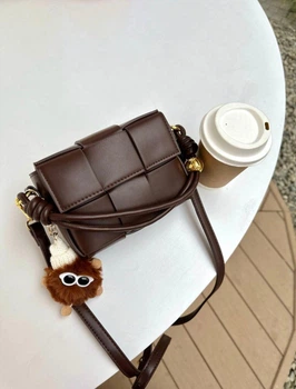 Сумка жіноча кросбоді з двома ремінцями трендова з регульованим ремінцем через плече та на плече з брелком коричнева