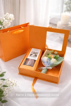 Подарунковий набір Gentle Aroma з квітами з парфумованого мила та ароматичною свічкою Orange Glow 250х210х80 мм