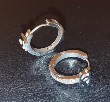 Сережки в стилі Chanel з камінням в срібному кольорі
