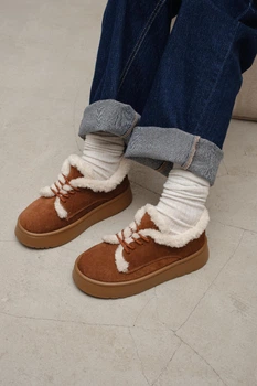 Женские короткие зимние угги PARADIZE SHOES из рыжей замши со шнуровкой и белой меховой опушкой на высокой подошве 36 размер (стелька 23,4 см)