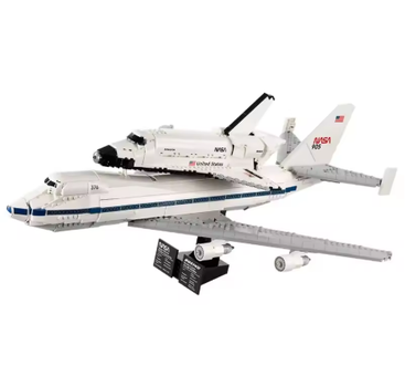 Білий великий літак Transport aircraft