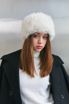 Женская шапка из искуссвенного меха FURGLAM молочная с подкладом