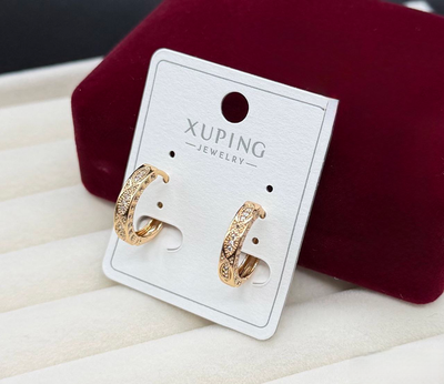 Серьги кольца Xuping гипоаллергенное медицинское золото широкие с резьбой и блестящими камешками стильное украшение